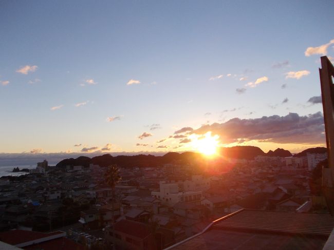 年末の和歌山湯巡りの二日目です。<br />勝浦で朝日を眺める湯からスタートして、絶景温泉を三か所巡れました。<br />その後も白浜、田辺、有田と温泉を巡りました。<br />帰り道は最後の最後でやっぱり雪が降ってびっくりしましたが、<br />なんとか無事に帰ることができました。