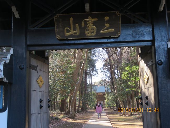 2019年元旦の初詣に自宅より約5,6キロ離れている三芳町の上富にある多福寺を自転車に乗り連れと一緒に訪問しました。<br />天気が良くて気持ちよく、多福寺を訪問できました。　正月しか総門が開かれない参道を通って山門である呑天閣を通り、多福寺本堂へ行き、家内安全と健康について祈りごとをしました。<br /><br /><br /><br />＊写真は山門から見られる参道