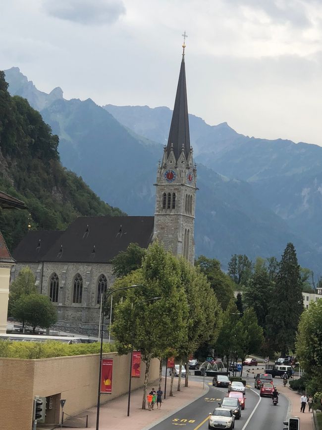 昨年の夏、リヒテンシュタイン公国を旅行した時の旅行記が、スイスと一緒だったのでリヒテンシュタイン公国が登録出来ませんでした。<br />また来る機会も少ないと思い、約1時間のただ通り過ぎるだけの旅でしたが、旅行記を残すことにしました。