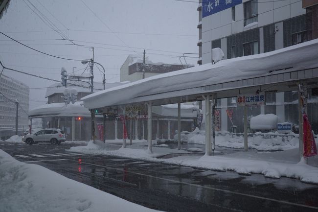 年末年始に北へ旅に出ることにした。<br />でも、年末は飛行機が高い。<br />大晦日と元旦までいくと安い。<br />そこで、列車で北上し、元旦に飛行機で帰ることにした。<br /><br />1日目はANAクラウンプラザ新潟が6,000円台でとれた。<br />というわけで、目指せANAクラ新潟。<br />寒波の中、北上を開始します。<br /><br />●1日目 新潟泊<br />◯2日目 山形泊<br />◯3日目 仙台泊<br />◯4日目 元旦フライトで帰路へ<br /><br />※普通列車で移動するプランAから、<br />雪に強い新幹線を使うプランB、<br />さらに雪に強い高速バスを使うプランC、<br />大幅に迂回するプランDまで用意しています。<br />雪の中の移動には十分な備えを。
