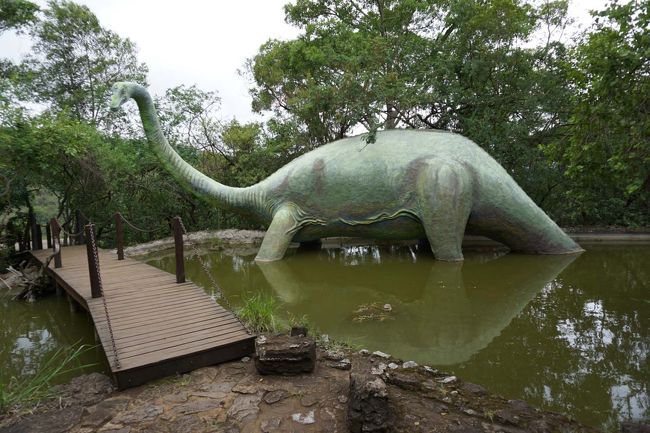 　ヨハネスブルグから約300Km東に行ったところにあります。クルーガー国立公園に行く途中で見つけて、入ってみました。案外、良かったですね。<br /><br />　恐竜の実物大模型とワニ、広い鍾乳洞の洞窟が見所です。洞窟は、ガイドが案内してくれます。<br />　<br />　所要時間は、１．５時間くらいです。<br /><br /><br />