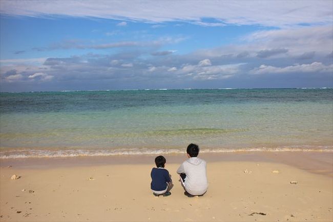 かれこれ４度目になる沖縄での年越し。暖かいところで迎えるお正月は最高に贅沢でお金もかかりますが、家族みんなそれぞれに頑張ってきた１年のご褒美ですから。<br /><br />今回は、冬の海でシュノーケリングをする予定で慶良間のボートシュノーケリングを早々に予約していたのですが、出発３週間前に主人と次男が追突され、追突されたのが２度目の主人は首の調子が思わしくなく、キャンセルすることに。<br />２回とも赤信号で停車していたのにもかかわらず・・・困ったものです。<br /><br />でも、沖縄には何とか行くことができました。<br /><br />カフー２泊と名嘉真荘に１泊、いずれもお食事が美味しくて、夕朝付きにして正解☆<br />エアーはANA早割りで安く押さえ、しかもマイルをANAコインに換えて購入したので、４人分で持ち出し往復72,370円。<br />（内訳）12/29往路146,560円（うちANAコインで120,000円支払い）<br />　　　　1/1　復路45,810円<br /><br />レンタカーはANAのサイトから予約。４日間免責込みで10,480円と破格値。タイムズレンタカーだったので、空港には近いし、車貸し出しまでの待ち時間も少なかったです。<br /><br />カフーリゾート宿泊代２泊夕朝食付きで１４２，５６０円（12/29：５６，８８０円　12/3：８５，６８０円）<br />長男が大人料金になったので、宿泊代が今までよりかかるようになりましたが、年末年始の４日間、ぜ～んぶ含めて家族４人でいくらになるかしら？<br />詳細を残していきたいと思います。<br /><br />写真が多いため、カフー編と名嘉真荘編の二部構成にしました。