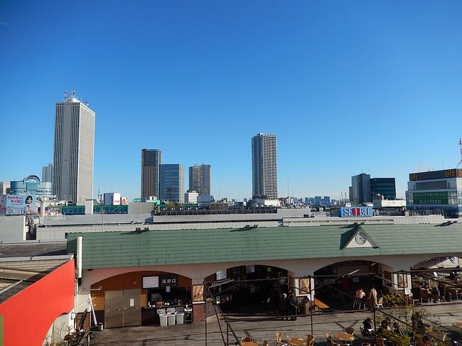 1月2日、午後1時半過ぎに東武百貨店で買い物があり、その序に8階屋上から見られる風景を撮影しました。 西武百貨店や建設中の西武鉄道本社ビル、ルミネ池袋、サンシャインシティ等が見られました。 遠くには東京スカイツリーが見られました。<br /><br /><br /><br />*写真は東武百貨店8階屋上広場より見られたサンシャインシティ