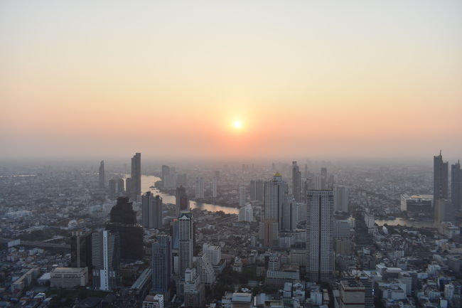 今までアジアは色々行ったけど、なんとタイは今回が初<br /><br />アジアでは最もポピュラーな旅先なのに何故今まで行かなかったか？<br /><br />それはエアアジアとか安くていつでも行ける感があったからかな<br /><br />それにみんな行ってるしってのが大きい<br /><br />アジア旅と言えばタイ、みんな行ってる、そう、これがダメなんです！<br /><br />昔からそう！主流より亜流、王道より裏道！<br /><br />これが当たった時の優越感がたまらない！<br /><br />まぁ結構な確率で外すけど<br /><br />それ以外にも理由はあるけどそれはまた後ほど<br /><br />とは言うものの行ったことないってのもカッコ悪いし、いつまでも意地張ってるほど頑固もんでもないのでしれっとチケット取りました。<br /><br />それといつもの如く、インスタにも写真や動画をポストしていきますのでよかったらご覧ください。<br /><br />https://www.instagram.com/ka2n_drone/