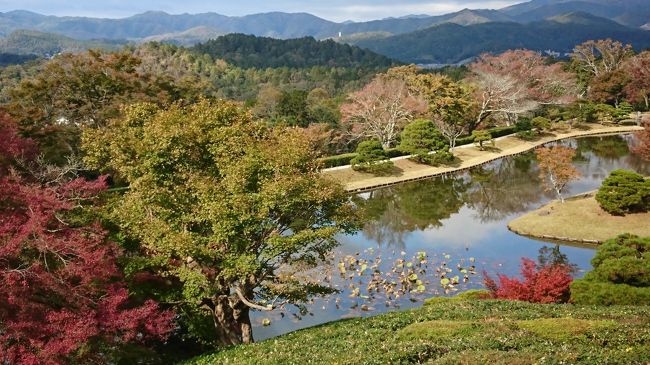 2018年は毎年秋の京都旅行に合わせて修学院離宮の見学が叶い、久々珠玉の紅葉狩りが出来ました。<br />一部見学したお寺の場所がわからなくなってしまいそのままにしていた旅行記ですが、そのままってのもなぁーと思い今回アップしました。<br /><br />11月の修学院離宮や桂離宮の見学の申し込みは8月1日からとなります。<br />この年は８月１日に早起きしてインターネットの申し込み開始５時に申し込みました。そのおかげか希望日の１１月１７日の９時３０分からの見学許可がいただけました。<br />桜や紅葉のシーズンを除けば予約を入れるのもそんなに難しくはないようですが、やはり行くならベストな時期に行きたいものですね。<br /><br />修学院の見学以外はいつものダラダラな京都観光の備忘録ですがご一読頂けると嬉しいです。<br />そしてこの旅行記が今年の秋の旅行を予定されている方の参考になれば幸いです。<br /><br />＜旅程＞<br />1日目：<br />　夕方京都集合<br />　いつものお店で夕食<br />2日目：<br />　早朝散歩<br />　修学院離宮見学→東山散策<br />　昼食：おばんざい<br />　街歩き<br />　いつものお店で夕食<br />3日目：　<br />　早朝散歩<br />　街歩き<br />　昼食：鰻<br />　早めの帰京<br /><br />