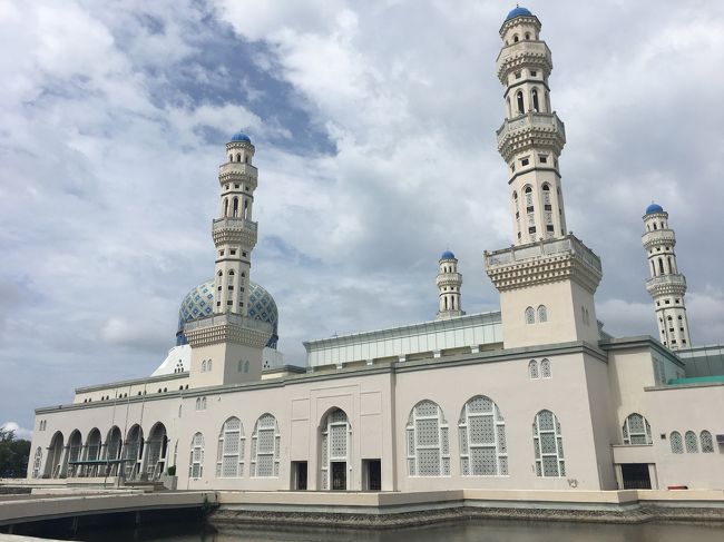 コタキナバルの最終日、サンデーマーケットとモスク、そして帰国まで。初めてイスラム教のモスクに行き、ヒジャブを被りました。世の中にはまだまだ自分の知らないことが沢山あるなと感じました。また、とても親切なマレーシアの人たちにも触れ合えて、貴重な経験でした。<br />