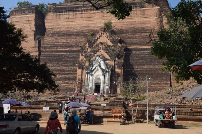 タイのウボンに立ち寄った後は、ドンムアン空港経由でマンダレーから入国しました。エア・アジア運行の市内行無料バスは既に廃止されていて、空港前に待機している乗り合いタクシーを利用しました。乗り合いなので安く、ちゃんとホテルまで連れて来てくれました。<br />マンダレーは、市内はもとより周辺にも見所が有るので、気の向くままに周ってみました。<br />ミングォンは、エーヤワディー川を挟んで、マンダレーの北の対岸にあります。　船着き場まではバイタクで向かいますが、ホテルもバイタクも心得ていて、指示されるままに乗船券を購入すれば、後は外国人観光客の流れに沿って移動するだけです。<br />東南アジア観光で、英語の現地ツアーは敷居が高いと感じる人も多いと思いますが、ガイドの旗について行くだけで良いので試してください。兎に角安いのが、魅力です。<br />ミングォンは、個々の物件が凄い、でも系統立てて観る様にはできていないという2つの印象を受けました。<br />