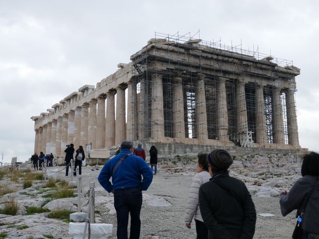 値段の安さと温暖な気候に惹かれて、ギリシャ行きを決定。初めて行くメテオラも魅力です。<br /><br />ツアー1日目はローマ経由のアリタリア航空便で深夜にアテネに着き、2日目はアテネ市内観光後、5時間かけてメテオラ近くのカランバカに行き、泊まります。<br /><br />○旅程<br />2018年12月13日(木)14:00成田発(アリタリア航空AZ-0785)、19:00ローマ着、21:50ローマ発(AZ-0722)、00:45アテネ着、02:00頃ホテル着<br />12月14日(金)午前アテネ市内観光、13:00昼食後カランバカへ（約380km）、18:00カランバカ着～泊<br />12月15日(土)午前メテオラ観光、昼食後セレモピーレスへ（約160km）、レオニダスの像を見た後アテネへ（約194km）、19:00アテネ着～泊<br />12月16日(日)終日エーゲ海1日クルーズ、アテネ泊<br />12月17日(月)12:00アテネ発(AZ-0784)、13:05ローマ着、14:55ローマ発(AZ-0719)<br />12月18日(火)11:10成田着<br /><br />○費用（2人分、単位千円）<br />旅行代　293<br />食事代、交通費、土産代等　74　<br />合計　367<br /><br />為替レート　１ユーロ＝\132.13（成田空港両替所にて）<br /><br /><br /><br />