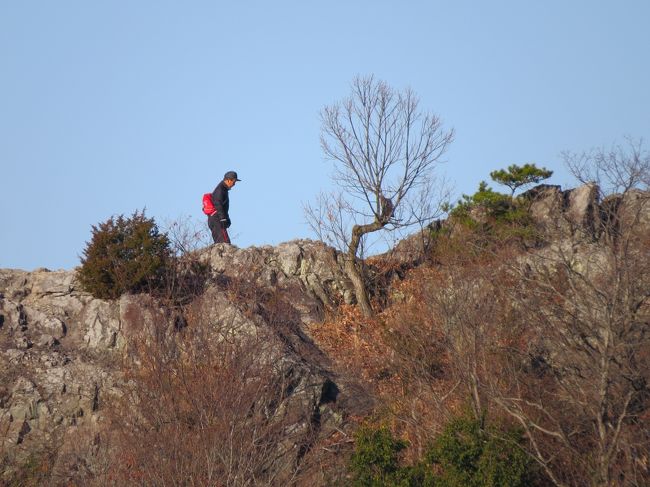 毎年恒例となっている正月早々の山登りはやっぱり小野アルプスの紅山だ。<br />箱根駅伝の復路のスタートと同時に岩倉道から東コースに向けて歩き始める。<br />東コース入り口からアンテナ山ー惣山ー岩倉道ー紅山南口ー紅山ー紅山北口ー岩倉道のコースを歩く予定だ。<br />同じように暇を持て余したハイカーたちが次々と登ってくる。