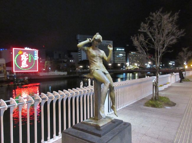 九州の旅その1<br /><br />2018年12月28日<br /><br />まずは博多へ。<br />2年前に行ったお店を再訪しました。<br />1930 小松空港発<br />2110 福岡空港着<br />2210 WeBase博多チェックイン<br />2240 楽天地天神本店でもつ鍋<br />2340 屋台もり<br />0100 シャワー就寝<br /><br />2018年12月29日<br />0600 起床<br />0657 博多駅から東郷駅<br />0810 宗像大社<br />1025 東郷駅から博多駅<br />その後JRで長崎へ