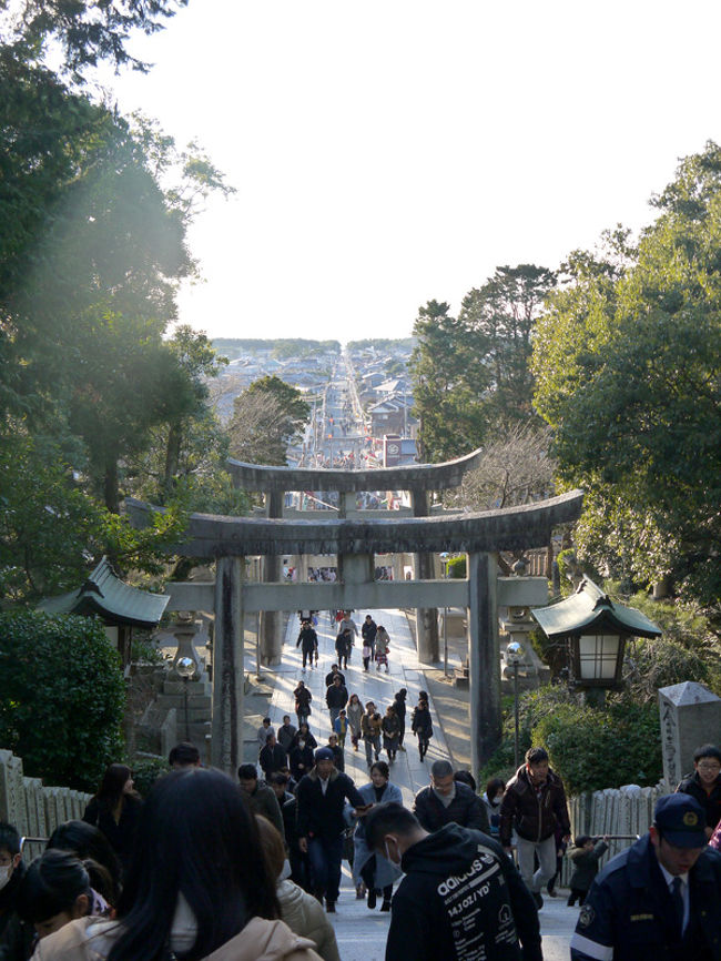 ４トラベルの皆さま、明けましておめでとうございます。<br />今年もどうぞよろしくお願いいたします。<br /><br />バスツアーで三社詣りに行ってきました。<br /><br />写真は宮地嶽神社の参道<br />