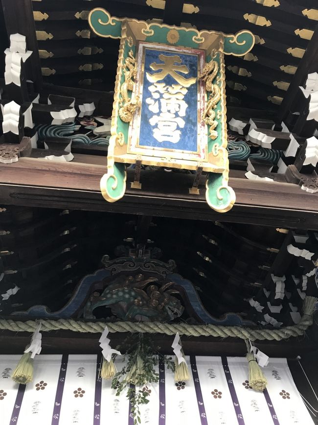 表紙の写真・初もうでは京都・北野天満宮。<br /><br />皆様、明けましておめでとうございます。<br />今年も元気で旅をしましょう。<br /><br />後、1カ月の我慢・・今年は旅に出かける予定が目白押しです(^^)<br />皆様、今年も宜しくお願い致します。<br /><br />*2日分の総まとめ編です*<br /><br />昨年は母の喪中で参拝には出かけませでした。<br />今年はお嫁さんの東京のおばあさまの喪中で、息子夫婦は新年の挨拶を欠礼するので、京都にどうですか?という誘いに乗っかりました。<br />久しぶりに京都で初詣。<br />皆様は如何でしたでしょうか?<br /><br />「京都の市バスの運転手さんも観光客に優しかった」追記です。<br />偶然良い運転手さんだったかもしれませんが・・・<br />天満宮から京都駅に戻る205に乗車。混雑した車内で立っていた私の向かいに座っていた外国のご夫婦の奥さまが、ずっとwifiを見て位置を確認されていまして、ずっと気になっていて途中で(どちらにいかれるんですか?)と尋ねてみたんです。すると、四条の浮世絵美術館の画面を見せてくれました(早く聞いてあげれば良かったと後悔)<br /><br />あれ?四条は過ぎたはずと思って、運転中でしたが次のバス停と浮世絵美術館の事をお尋ねしましたら、新しいのかな~と言いながら車内のマイクで、浮世絵美術館を知っている方いませんか~と放送してくれました。<br />観光客ばかりだったようで応答なし・・・<br /><br />私は駅まで行って四条へ行く方法しか分からずに、その方法を教えてあげていましたら、運転手さんが七条で207に乗り替えたら四条に行けるからと、機転を利かして提案して下さった。<br />下りる時に反対側のバス停を指さして、あっち側だからと・・・<br />やるじゃん・・ほっこり(^^)<br />オーストラリアからのご夫婦様も迷ったけど日本語で「有難う」とおっしゃって下りて行かれましたので良かった^^<br /><br />そして夕刻に私達も207に乗って四条に行ったのでした~<br />(お茶会で行きますとタクシー移動でバス路線を覚えないのですが、今回も3回乗って少し分かったかな?)<br /><br /><br /><br /><br /><br /><br /><br /><br /><br /> <br /><br />