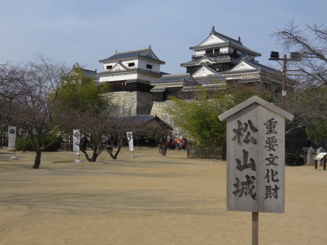 松山のシンボルである松山城。１６００年代に築城され、その後焼失などによって１８００年代半ばに再建されたのが現在の天守なのだそうです。<br />現存１２天守のひとつであるとともに日本１００名城のひとつでもあります。ロープウェイやリフトで城山の８合目まで上って天守をめざします。