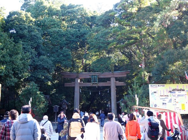 例年２日にお参りする大神神社（おおみわじんじゃ）、風邪のためこの新年は４日になりました。<br />そのためか参拝する人も緩和されたようで、穏やかな日和の中落ち着いて参拝することができました。<br />大神神社からは、橿原のパスタ屋さんに回ります。<br /><br />【写真は、大神神社の二の鳥居です】