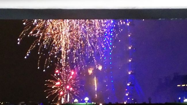待ちに待った年末!<br />今回は海外で年越しです。<br />そして、オール自由行動も初めてだったりします。<br />ドキドキの初個人行動はちょっとした冒険でした。<br /><br /> 1日目 羽田→ロンドン<br /> https://4travel.jp/travelogue/11438964<br /> 2日目その1 コッツウォールズ<br /> https://4travel.jp/travelogue/11439012<br /> 2日目その2 ナショナルギャラリー<br /> https://4travel.jp/travelogue/11439063<br /> 3日目 オックスフォード<br /> https://4travel.jp/travelogue/11439122<br /> 4日目その1 シャーロックホームズ博物館<br /> https://4travel.jp/travelogue/11439286<br /> 4日目その2 大英博物館・アフタヌーンティー<br /> https://4travel.jp/travelogue/11439956<br />★5日目・6日目 カウントダウン花火<br /> https://4travel.jp/travelogue/11440012?