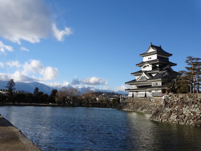 2019年最初の日本100名城は、松本城にしました。<br />東京から、松本まで中央本線の在来線を乗り継ぎ、途中、諏訪大社の下社で初詣をした後、松本城見学の行程です。<br /><br />初めて訪れた松本城は、国宝の現存天守の魅力十分で、とても美しいお城でした。<br />