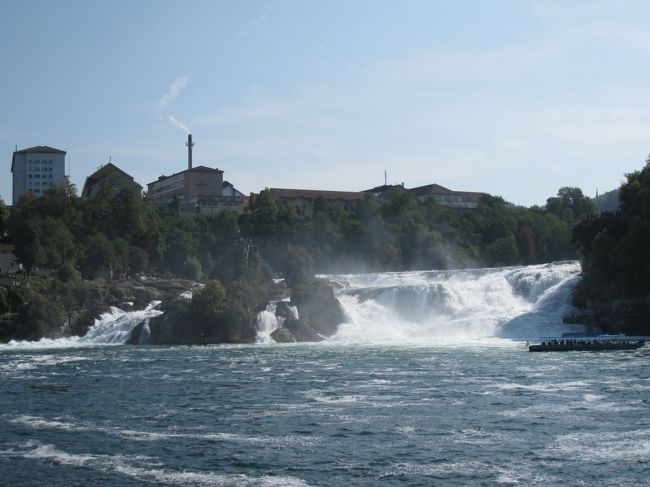 ヨーロッパ最大の瀑布、ラインの滝。全長1200キロメートルを超えるライン川で唯一の滝で、スイスのシャフハウゼン近郊にあります。<br />夏の終わりで水量は多くはありませんでしたが、間近で体感できる遊歩道は迫力満点！<br />ノイハウゼン・ラインファル駅で下車し、船で対岸へ渡り、ラウフェン城のふもとの遊歩道から見学してシュロス・ラウフェン・アム・ラインファル駅から戻る、というルートで、雄大な眺めを楽しみました。