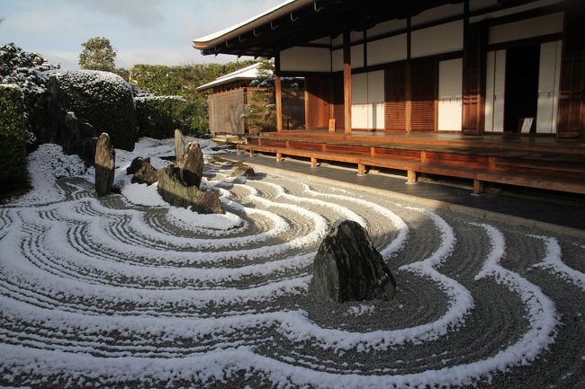 「そうだ、冬の京都に行こう」<br />一週間前に予約して、京都1人旅に行ってきました。<br /><br />京都に行くことを決めてから行程を調べていたら、<br />年末はお店も施設もやってないところが多数＞＜<br /><br />でも、なんとか京都通の知り合いに良き情報をいただき、<br />楽しい京都旅行を過ごせました　(感謝！！)<br /><br /><br />■ツアー名：年末年始！新幹線ツアー・ダイレクトシングル京都１泊／京都駅付近<br />■ 旅行期間：2018/12/28（金）～2018/1<br />2/29（土）2日間（1泊）<br />■ 旅行日程：1日目　東京（9:00）→のぞみ（普通車）→京都（11:17）京都プラザホテル［新館］（泊<br />2日目　 12月29日（土）京都（20:05）→のぞみ（普通車）→東京（22:23）<br />■旅行代金：1名様　 27,600円　 (基本料金25,000円＋新幹線時間変更差額分)