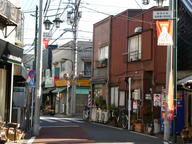 普段ウロウロしている私も年末年始は実家で過ごすので出かけることはあまりなく<br />新年最初にどこかへ行くのは自宅に戻ってからのウォーキングとなる。<br />2019年の最初のウォーキングは池袋駅をスタートして雑司ヶ谷七福神巡り。<br />雑司ヶ谷は著名人が多く眠る雑司ヶ谷霊園があるのでてっきり歴史ある七福神巡りだとおもったら<br />2011年スタートの割と新しい七福神巡りだった。<br /><br />