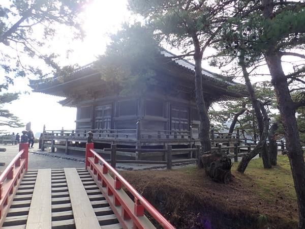 観光遊覧船で松島へ着いた後、橋を渡って五大堂へ向かいます。秘仏五大明王像を安置する五大堂は瑞巌寺の管理下にあります。五大堂に行くには海上にあるすかし橋を渡らねばならず、足元の海を真下に見て心洗われる気持ちで渡ります。