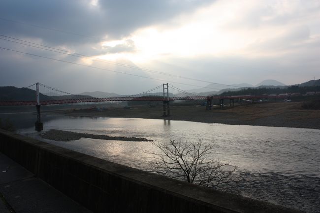 2018年の冬休み、島根と山口に行ってきました。<br />旅の目的は、<br />①久しぶりに東京駅から出雲市駅まで寝台特急「サンライズ出雲」を乗り通す。<br />②島根、山口の「男はつらいよ」のロケ地に行く。<br />③山口県の鉄道の未乗区間を乗る。<br />④角島大橋、青海大橋を渡る。<br />です。<br />年末の一人旅は11年振りでした。<br />その5は、益田散策と山陰本線益田~長門市間乗車編です。<br /><br />その1 出発と寝台特急「サンライズ出雲」乗車編https://4travel.jp/travelogue/11437298<br />その2 山陰本線出雲市~温泉津間乗車編https://4travel.jp/travelogue/11437786<br />その3 温泉津温泉散策編https://4travel.jp/travelogue/11438267<br />その4 山陰本線温泉津~益田間乗車と江津散策編https://4travel.jp/travelogue/11439756