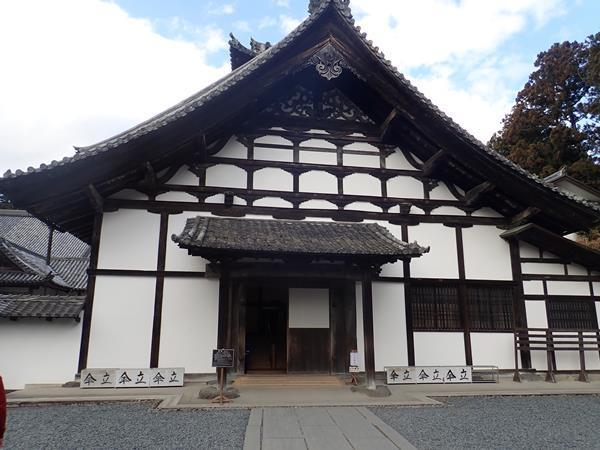 みちのく四大名刹のひとつ、宮城県松島町の瑞巌寺は平安時代初期に慈覚大師円仁によって天台宗延福寺として開かれたそうです。その後の変遷を経て伊達政宗公によって造営を受けたのち伊達家の手厚い庇護を受けてきたそうです。<br />現存する本堂などは国宝に指定され、内部の見事な襖絵は見ごたえがありました。<br />１２月も半ばに入った冬の寒い日にもかかわらず、そこそこの観光客が訪れていたこの日。観光松島の復活を実感して少しホッとしましたが、もっと多くの方が訪れることを願ってお寺をあとにしました。