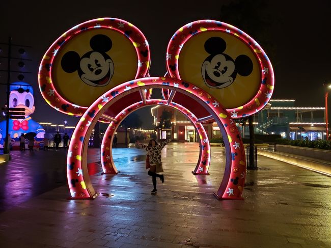2019年のお正月。<br />1月2日うまれのわたしの誕生日に上海旅行をプレゼントしてもらうことになりました!<br /><br />旅行会社︰ビューツアー(CDHD)<br />・基本料金︰41,000円(燃油込)<br /> 空港税・使用料+5,670円<br />・上海ディズニーランドパスポート(KKDAY利用)<br /> 6,043円<br />→ひとり52,713円<br /><br />お正月出発でこのお値段(^-^)<br /><br />到着初日と2日目の旅行記です。