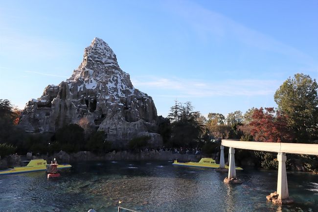 年末に、カリフォルニアのディズニーランドに２日間行ってきました。<br />ディズニーランドとアドベンチャーランドが隣接しているので、両方のパークを行き来できるパークホッパーチケット（１日５０ドルプラス）を買い、両方のパークを気分で行き来しました。<br />宿泊は、オフィシャルホテルは高いので、パークから歩いて１５分ほどのヒルトンに。ディズニーランドは夜１２時までの営業なので、途中ホテルに戻って一休みして、人が少なくなってきた夜のパークで、２日間、閉演まで楽しみました。