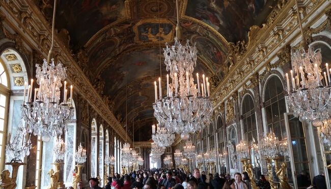      平成の間に年末年始にでも、海外で過ごしたとの思いでフランスへ旅をしました。フランスに何となく敷居が高く感じていて、またフランスに行くならドイツかなと決めていました。でもフランスに行ってみると建物が素敵で、見たい絵画があったり、料理も美味しく、アメリカに意見が言える国だったりしてかなりお気に入りの国の一つになってしまいました。フランスについてテレビで放送されているとつい見てしまいます。最近はＮＨＫのブラタモリでパリを放送していました「糞尿の不衛生な街が華の都になった」！<br /><br />1日目：羽田→ミュンヘン→CDG　そのままホテルへ<br />2日目：ヴェルサイユ宮殿、シャルトル大聖堂　<br />3日目：ロワール地方　シャンボール城　<br />4日目：モンサンミッシェル修道院　<br />5日目：シテ島　ノートルダム大聖堂　<br />　 モンマルトル　モンマルトンの丘　サクレクール聖堂、<br />           テアトル広場<br />　 　　 自由行動  ～ 凱旋門、シャンゼリゼ通り<br />　　　  セーヌ川クルーズ<br />6日目：ルーブル美術館<br />　　　  自由行動 ～ ギャラリーラファイエット、エッフェル塔<br />7日目：CDG→ミュンヘン→羽田　<br />8日目：帰国<br /><br />