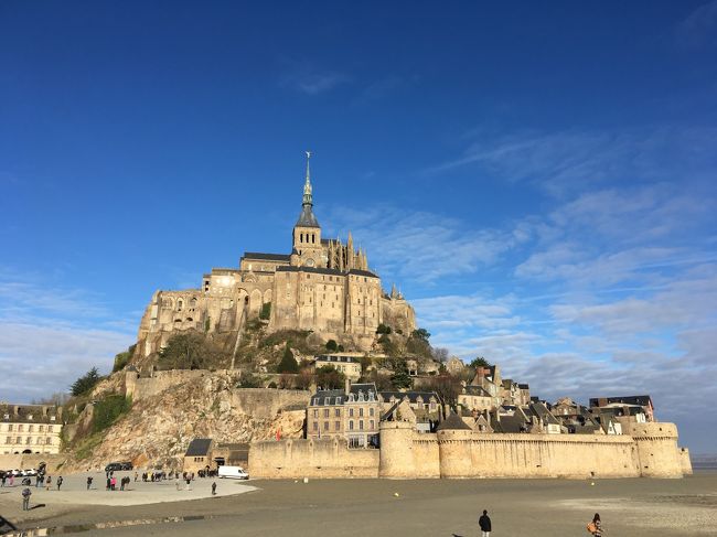 イギリスとフランスの間にある、チャネルアイランドのガーンジー島とジャージー島にフランスのサンマロからフェリーで行くことを計画。チャネルアイランドの帰りにサンマロからモンサンミッシェルの観光と、レンヌを観光した。<br />飛行機はAFの無料航空券を8か月前に予約した。エールフランスはTGVとのAir＆Railという航空券（飛行機または鉄道が遅れた場合、便を変更してくれる）を使ってレンヌまで予約した。