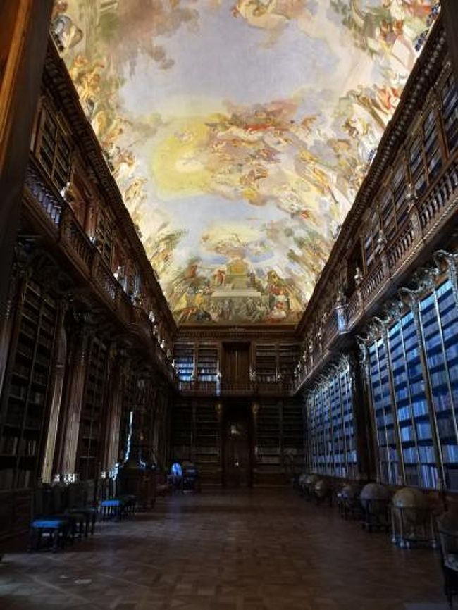 展望台から奥のストラホフ修道院に向かい<br />世界で最も美しいと言われている図書館を見学。<br />その後は修道院のビアホールへ。<br />軽めのランチだったので午後のおやつにビールとケーキ。<br />お城の裏を散策しながらお城前の広場まで。<br />ロケ地になるような場所も。