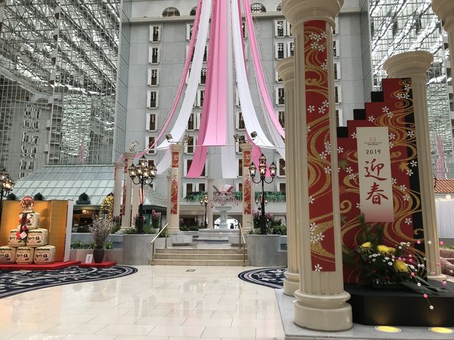 ランチを食べにサンルートプラザ東京のビュッフェに行きました。<br />食べ過ぎたのでホテル巡りをすることになり、各ホテルのお正月飾りを見ることを目的にしました。