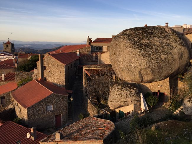 朝一でホテルを出て、サンベント駅からCampanha駅へ<br />６時４５分　Campanha　IC５２０<br />９時２０分　Entroncamento着　９時２６分　IC541 乗り換え<br />11時05分　Castelo Branco着<br />そこからモンサントまではタクシーで５０分（５０ユーロ）<br />の、予定でしたが・・・<br />なんと、駅でチケット見せたら・・・言葉わからん、意味わからん<br />けど、何とか聞き取れたのが「スト・・」<br />えーー！国鉄のストライキなん？！えーそんなん聞いてへんし？<br />どうやら今日は動かへんみたい、私らどうしたらええん？<br />イケメン駅員さんの説明、全然わからへんし～<br />で、困ったきなこさん「もう、リスボン行こか」と・・・<br />えー？！リスボンって！モンサント行かへんの？そんな簡単に諦めるん？早い決断やな～ビックリ通り越して、笑える～<br />けど、バスでも行けるはずやん<br />駅員さんが、そこのタクシーでバス乗り場まで行けば～って言ってるみたいやし<br /><br />何とか、近くのバスステーションから8時半発のバスでCastelo Brancoまで、4時間ほどかかって到着<br />そこからはタクシーの予定なんやけど、現金が心細い、こっちのタクシーはカード使えんから～（想定外）<br />スーツケース引いて、石畳の道をATM探して右往左往、かなり時間ロス<br />そしてタクシー拾ってモンサントへ<br />やっと着いたーーー<br />心身共にグッタリ<br />でも行けて良かったモンサント<br />