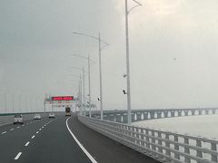 出来たばかりの港珠澳大橋を渡ってマカオへ！全長55kmの海上橋をバスで通行中です！！