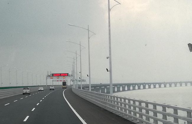 香港から、出来たばかりの港珠澳大橋を渡ってバスでマカオに行って来ました。<br />港珠澳大橋（こうしゅおうおおはし）<br />Hong Kong-Zhuhai-Macao Bridgeは、香港のランタオ島とマカオおよび中国本土の珠海を結ぶ海上橋です。<br /><br />10月24日に、香港とマカオを結ぶこの大橋が開通したんです。<br />全長は55kmもあって、バスで40分くらい掛かります。<br /><br />14:45 香港口岸到着<br />　　　 ※口岸は、香港側のイミグレ、税関を併設した出入境施設です<br />　　　 香港側のイミグレ抜けるまで　すごい人で30分かかったか・・　<br />15:15 マカオ行きのバスに乗車<br />15:55 マカオ口岸に到着<br />　　　 入境はスムーズでした<br />16:10 マカオの公共バスに乗車<br />　　　 バスはとんでもない大回りルートで、おまけに市内はけっこう渋滞<br />16:40 リスボアホテル到着<br /><br />香港の口岸から2時間でしたが、香港町中のホテルに滞在していたんで、わざわざ空港近くまで戻らなくてはならなかったこともあって、ほぼ3時間かかりましたね・・<br /><br />けっこう疲れましたが、定宿のリスボアホテルにチェックインして一安心です。<br />さぁ、マカオで楽しみますよ！