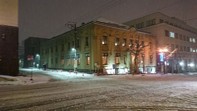 12月に入り、本格的な雪のシーズン到来です。<br />写真は、クリスマス前、12月23日の光景です。雪の方は、12月の小樽にしては、決して多い方ではなかったと思いますが、29日の訪問時には、寒気の到来により、この時期らしい、さらに雪深い風景になっていました。<br />季節風は弱めで、静かに深々と降り続くのが小樽の雪の特徴です。<br />「夜の小樽は 雪が片に舞う」<br />冬こそ鳥肌ものですよ!
