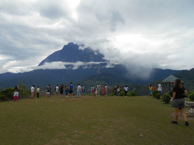 写真は東マレーシアのサバ州にあるキナバル自然公園に<br />聳える標高 4,095.2mのキナバル山です。<br />1千万年前に溶岩が固まって現在のキナバル山が造られたと<br />言われています。<br />名前のキナバルの由来には2つあります。<br />ひとつはキナバルとは、マレー語でキナは中国、<br />バルは未亡人の意味です。<br />キナバル山付近には中国の王子とその未亡人の伝説が残っています。<br />もうひとつはサバ州の少数民族の言語であるカダザン語の<br />アキ・ナバル（祖先の霊る山）がなまってキナバルになった<br />という説が有力です。<br />この山は朝の早いうちは姿を見せてくれますが昼からは雲が出て<br />その美しい姿を隠してしまうと言われています。<br />話しにたがわずその日は昼前になると山頂からガスが流れ降りだし<br />ました。<br />午後は全域雨天となりキナバル山の姿は全く見えなくなりました。<br />愛する王子を失って涙にくれる未亡人という伝説を信じたくなります。<br /><br />以下で今回の旅のスケジュールを説明します。<br />今回の旅は三段跳びのように台湾をホップし、<br />マレーシアのコタ・キナバルをステップ、<br />ジャンプとしてボルネオ島内陸部のムル大洞窟を目指す<br />という３つに分類されます。<br /><br />今回の旅は私にとって若いころ読んだ大岡正平氏の「野火」と<br />重なるイメージとの出逢いが多くありました。<br />先の大戦で熱帯のジャングルで<br />若い命を失った兵隊さんたちの足跡と<br />私の足を重ねる様な想いがしました。<br />その意味ではコタキナバル市郊外の<br />小高い丘にある日本人墓地を<br />訪ねることが出来たのは意味があったと思ます。<br />単なる観光旅行とは異なる重いものが残る旅でした。<br />大岡正平氏が1945年1月に米軍の捕虜となった<br />フィリピンのミンドロ島とボルネオ島のコナキタバルとは<br />1,000キロ弱の距離（東京～福岡間）です。<br /><br /><br />＜旅のスケジュール＞<br />年越しカリマンタンの秘境を訪ねて（台湾も）<br />（2018/12/27～2019/1/7の 12日間）<br /><br />12月27日（木）出発<br />成田空港第1ターミナル10：53着<br />&lt;EVAAIR&gt; 2人、カードで69,160円（マイレージは<br />ユナイテッド登録済み）<br /> BR197成田（ターミナル１）14：00発⇒台北-桃園（ターミナル2）<br />17：05、４ｈ、時差１時間（オンライン入国カード制度もあり）<br />交通の悠遊カード購入デポジットの100元は戻らず<br />　空港で両替する。　<br />空港４番バス停の７0６バス<br />台鉄桃園火車ステーションまで44TWD（約130円）<br />○Chateau de Chine Hotel Taoyuan(シャトー デ シン ホテル 桃園)<br />　　桃園輸品酒店　漢字は少し違っている。<br />ホテルはブッキングコムで予約、スーペリアツイン、朝なし、<br />＜参考、日の出６:３７、日の入り１７:１２＞<br />27日チェックイン29日チェックアウト（2泊）￥18,035（TWD4,776）<br />１９FにビジネスセンターPC４台、スナック、<br />ドリンクサービスあり、洗濯乾燥機もフリーで借りられる<br />ロビーで１８時からハッピーアワーで<br />ビール、ウイスキーなどドリンク、<br />スナックの無料サービスあり、平日のみ<br /> ホテルの住所<br />No. 107, Minsheng Road, 33041 桃園市, 台湾<br />桃園臨民生路１０７<br />(電話: +88633377698)<br />ホテル付近から台北行バス（圀光客運）<br /><br />12月29日（土）手荷物全部で７ｋｇのみ、2人分カードで56,883円<br />&lt;Air Asia&gt;AK1511<br />台北-桃園T1、9：50発⇒Kota KinabaluT1、13:20着<br />台北Ｔ１、プラザプレミアムラウンジ４Ｆ、<br />ゾーンＣとＤ、６：0０から22：00<br />エアポートバス５MR、４５分毎、２０:３０まで<br />市内から７：３０-４５分毎、発車<br />○Mandarin Hotel Kota Kinabalu(マンダリン ホテル コタキナバル)<br />29日イン30日(日)アウト（1泊）￥5,368、税込5,949円<br />MYR189.05(214.42税込)<br /> Number 138, Jalan Gaya, 88000 コタキナバル, マレーシア<br />(電話:+6088225222)<br />日曜は目の前で朝のマーケットあり<br />無料空港までのシャトル有だが送りだけ　<br />エアポートバス５MR、ホテルから徒歩２分の所にバス停あり<br />12月30日（日）NMHU4V 一人15,232円二人で30,464円<br />&lt;Malaysia Air&gt;MH3257Kota Kinabalu12:55発⇒Mulu13:50着<br />アメリカンエアのマイレージ登録済み<br />プラザプレミアムラウンジ国内線Ｇ１０、アルコールなし<br />○Mulu Marriott Resort（ムル マリオットリゾート)<br />2018年12月30日 (日曜日)イン、  2019年1月1日 (火曜日)アウト2泊<br />プラチナエリートで1000ポイントか朝食無料を選べるが朝食を選んだ<br /> (電話:+6085792388 ext. 8004)ＦＡＸ60-85-792399　<br />公園へ30分毎に無料シャトルサービスあり<br />ミニマートやレストランも近くて安い<br />1月1日（火）ＮＭＨＵ４Ｖ　１２月３０日の出発が<br />約３時間早まるとのメールが出発5日前に有<br />（旅で会った方は早めに出発が2日前に早まったとの事。<br />　ホテルをキャンセルしたり計画が狂ったと言っていた。）<br />&lt;Malaysia Air&gt;MH3252Mulu1２:００発⇒Kinabalu1２:５5着<br />①Mandarin Hotel Kota Kinabalu(マンダリン ホテル コタキナバル)<br />三ツ星、朝なし、スーペリアツイン<br />1日イン3日チェックアウト（2泊）￥10,736税込11,897円<br />（MYR378.10税込424.83）<br /> Number 138, Jalan Gaya,, 88000 コタキナバル, マレーシア<br />(電話:+6088225222)無料で空港まで行くシャトル有<br />②The Jesselton Hotel(ザ ジェッセルトン ホテル)三ツ星<br />支払い済みキャンセル不可。デラックスツイン。朝なし<br />3日チェックイン5日チェックアウト（2泊）<br />￥14,750（MYR519.47税込550.64）<br />１ＭＹＲ２８．８７８で計算<br /> 69, Jalan Gaya, P.O. Box 10401, 88000 コタキナバル, マレーシア<br />(電話:+6088223333)<br />1月5日（土）手荷物７ｋｇのみ<br />&lt;Air Asia&gt;AK1510Kota <br />KinabaluT1、6:1０発⇒Taipei-TaoyuanT2、9:25着<br />食事は事前に注文した、<br />12月２3日ウェブチェックインしボーディングパス印刷済<br />プラザプレミアムラウンジは国際線、<br />３ＦＢ３　6時前はまだ開店していなかった。<br />○Chateau de Chine Hotel Taoyuan(シャトー デ シン ホテル 桃園)<br />5日チェックイン7日チェックアウト（2泊）￥14,425（TWD3,820）、<br />朝なしスーペリアツイン<br /> No. 107, Minsheng Road, 33041 桃園市, 台湾<br />(電話: +88633377698)<br />1月7日（月）<br />&lt;EVAAIR&gt; BR196台北-桃園（ターミナル２）15：20発⇒成田<br />（ターミナル１）19：20着<br />桃園Ｔ２、ＭＯＲＥプレミアムラウンジ４Ｆ、フリートレインでＴ１の人も使用できる。プラザプレミアムラウンジゾーンＡ４Ｆ、6時から22時<br />同じＡ１、２４ｈ<br /><br /><br /><br />