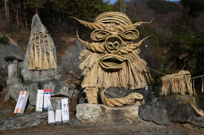 1:00pm～長野市大岡芦ノ尻の道祖神祭り。信州の伝承文化で各戸から集めた正月しめ縄飾りを使い2mの道祖神の石碑を飾りたて一年間の無病息災を祈っている。芦ノ尻地区は居住戸数60戸、平均年齢70才以上と限界集落化しているが皆さんがんばっている。今年のお顔は優しく、凛々しく仕上がった。