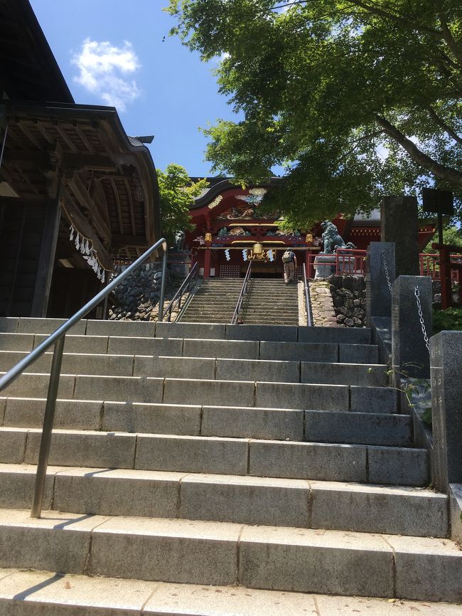 「御嶽神社？楽勝だよ」山歩きで近くの大岳山や日の出山、ロックガーデンなどよく行ってた主人の言葉を信じて参拝したら、思いかけず苦戦。鳥居をくぐってから続く階段が、終わったと思ったらまた現れる。<br />犬連れの人が多く、この長い階段を犬を抱きながら登っている人もいてびっくり。ロープウェイもペット可。<br />御嶽神社といえは「おいぬ樣」ですからね。<br />最近は愛犬のご祈祷までやってくださるそうです。<br />