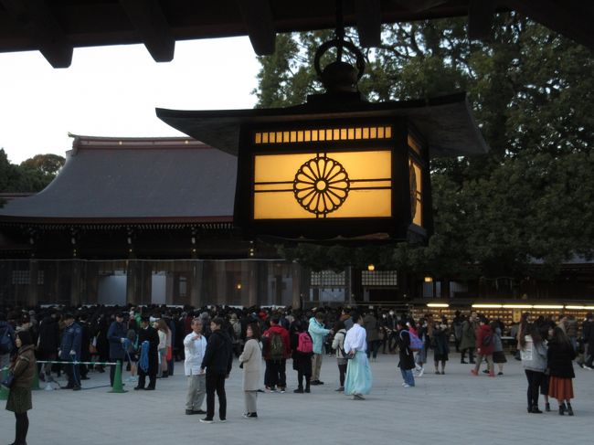 明治神宮外拝殿と南神門回廊の吊灯篭　2019.1.5　　16：31<br />Meiji-Jingu ge-haiden（The prayer house of Main Shrine Building） and the hanging lantern<br /><br />例年、吊り灯篭に灯が入るこの時間帯に合わせて参拝しています。<br />偶然にも昨年と同じ時刻の撮影でした。<br /><br />昨年は例年通り5日に初詣に行き外拝殿(げはいでん）での参拝でしたが、今年は神楽殿でのお祓いを受けました。<br />祈願祭での願い事（願意）は家内安全としました。<br />以前は祈願者の住所（市区町村名）、氏名、願意を一人ずつ読み上げていましたが、最近は願意が同じ祈願者の名前（住所は省略）をまとめて読み上げていました。<br />今年はいつも通りJR原宿駅から南参道を通り、大鳥居と大参道を通って本殿に向かいましたが、本殿に向かって直角（88度）に右折したところから渋滞していたので大鳥居へ戻り、東神門から中庭に入って祈願祭受付までスムーズに進めた。<br />写真は毎年同じルートで参拝するため特段新しいものはありませんが、記録の意味を込めて毎年撮っています。<br /><br />薄闇の中にも温かさに満ちた明るい世の中が来てほしいという一念で吊り灯篭に灯がともった写真を撮りたくてこの時間帯にしています。<br /><br />平成最後のこの年が皆様にとってよい年でありますようにお祈りいたします。<br /><br />撮影Canon PowerShot SX610HS　4.5-81mm(25－450ｍｍ相当） 1:3.8-6.9<br /><br />参考資料<br />代々木の杜をあるこう　<br />発行元：明治神宮、明治神宮崇敬会（財）<br />