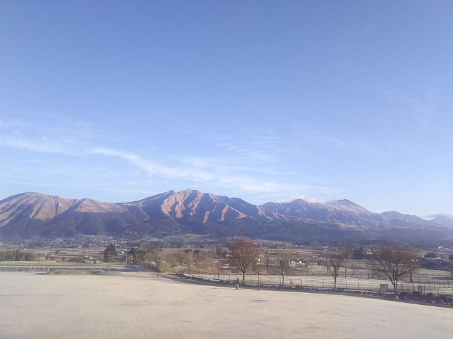 静岡県から宮崎県までの長旅ですが、時間はたっぷりあったので、寄り道をしながら車でしたみちを走っていきました。<br /><br />阿蘇山のふもとの道の駅「あそ望の郷くぎの」で車中泊をし、1日阿蘇の風景を楽しみ、ここからは高速を使って宮崎県のダンナの実家へ。<br /><br /><br />計画もほとんど立てていなくて、ひたすら国道を走っていこうという行き当たりばったりな旅です。どこまで走ってどこで寝るかも、その時その時で決めました。<br /><br />12/31 静岡→兵庫<br />1/1 兵庫→山口<br />1/2 山口→熊本<br />1/3 熊本→宮崎<br />1/4 宮崎(&鹿児島)<br />1/5 宮崎→大分<br />1/6 大分→静岡