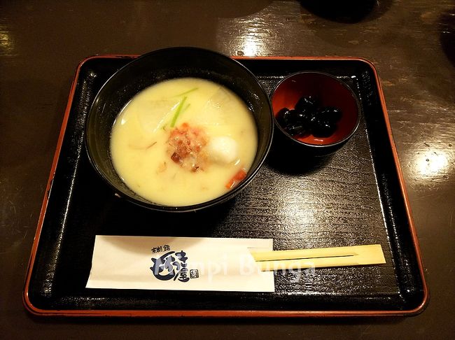 新年明けて初めての旅は京都へ!<br />三が日を過ぎて平日の宿はオフシーズンで安いし、松の内だとお正月の設えもまだあるので、お値打ちに楽しめるとあって、私は何度かこの時期に京都を訪れています。<br />今回は急に決めた旅なので、事前の計画はなかったけど、名古屋から京都まで往復のバスが出発の2日前に安くで取れたので行くことにしました。<br /><br />現地でやりたいことは、<br />・八坂神社で参拝<br />・白雑煮を食べる<br />・生麩田楽やその他、京都の味覚を食する<br />・清水寺へ行く(母の希望)<br /><br />残念なことにお天気が思わしくなくて(雪もちらほら)寒かったけど、泊まったホテルのジャグジーバスが最高だったし、あえて混んでいるだろう日曜日にわざと八坂神社へ行ったのですが、賑わいもあって、お正月気分も感じられて楽しかったです。