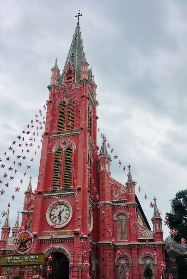 旅行四日目、元旦ですが、ホーチミンは通常通り。観光スポットを散策しながらベトナム料理を食べました。<br />五日目はチェックアウト後、アフタヌーンティーを楽しみ、夜の便で帰国。色々詰め込みすぎず、ゆっくり過ごした初ホーチミンの旅でした。<br />