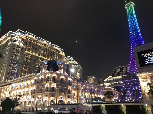 関空発７時の便で、香港について、できたばかりの、長～い橋をバスで渡って３０分程でマカオに到着。無料シャトルバスを乗り継いで、パリジャンマカオにようやく着いた。豪華すぎ、マカオのギンギラ具合に驚かされた1泊2日のマカオ旅。<br /><br />パリジャンマカオ、チェックインしてから、ホテル内少し散策し、エッグタルトの美味しさに、触れる。<br />隣のホテルからの無料シャトルバスでマカオ半島側に移動、セナド広場や聖ポール天主堂跡など、世界遺産あたりを街歩き。<br /><br />途中、迷ってしまい、お目当てのエッグタルト屋さん営業終了、、、。<br />翌日、悔しくてベネチアンマカオの中にある、有名エッグタルト屋さんを探し、並んでゲット。ベネチアン、みんな迷う迷うって書いてあったけど、ホント広すぎて迷います。