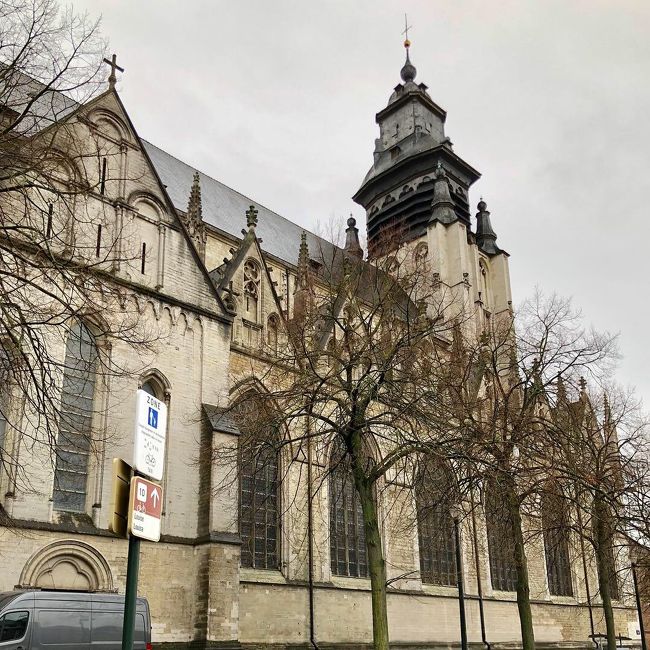 ブリュッセルにあるノートルダムドラシャペル聖堂はブリューゲル(父1525～69)が1563年に結婚式を挙げ、6年後の1569年の突然の死のあとに埋葬された教会です。<br /><br />ブリューゲル(父)は当時でも人気のある画家でした。1569年の9月9日にブリュッセルで亡くなった～と月日まで特定されているのですが、死因についての記録は少ししかありません。<br /><br />油彩作品は45枚前後が残されています。<br />1556年の「東方三博士の礼拝」(ベルギー王立美術館蔵)から始まり亡くなる前の年の1568年に制作した油彩は7枚が残されています。<br /><br />画家としての名声、人気を得て、家庭は1564年長男、1566年長女、1568年次男と生まれて幸せをつかみ、作品もあぶらがのって来て順調に制作を続けていました。1569年に突然死んでいます。<br /><br />生前に、病床からブリューゲル(父)は残された家族に迷惑がかからないように体制側から追及される危険性のある「ヤバイ作品」の焼却を妻に指示したと伝えられています。<br />この美術家の記述で推測すると死因は突然死や事故死ではないようです。<br /><br />皆さまもご存知のブリューゲル(長男)、ヤンブリューゲル(次男)をはじめとする「ブリューゲル画家一族 」の偉大な画家の家系です。<br />その初代のブリューゲル(父)の死の経緯について記録がなく、調査や考証されないのは何故だろうかと疑問に思っています。<br /><br />今年はブリューゲル(父)の没後450年です。<br /><br />ブリューゲルが埋葬されているブリュッセル市内にあるノートルダムドラシャペル聖堂に450回忌のお参りに行ってきました。<br /><br />このノートルダムドラシャペル聖堂は1403年完成というブリュッセルで一番古い教会です。<br />ロマネスクとゴシック様式が混在している美しい聖堂です。<br /><br />ブリューゲル(父)は1563年にここで結婚式を行い、わずか6年後の1569年には死去しここに埋葬されています。<br /><br />「ブリューゲルをたずねる旅」ですが、今回はブリューゲルの作品は出て来ません。<br /><br />美しいステンドグラスのある素晴らしい大聖堂でした。<br /><br />隣にブリューゲルという名前のユースホステルがありました。
