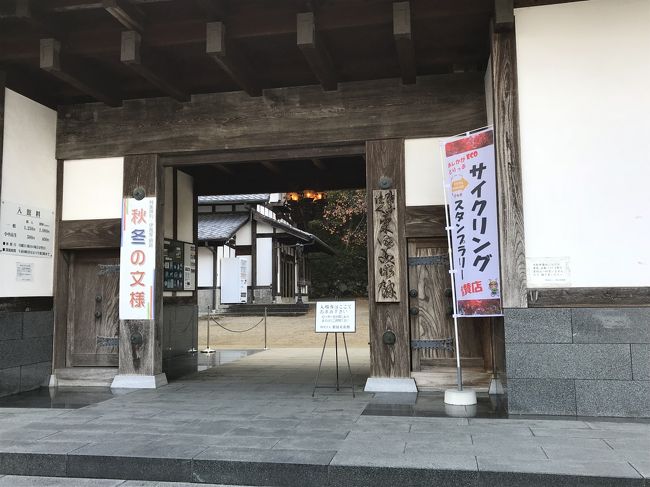 古伊万里の陶磁器展示で有名な「栗田美術館」の庭園のの紅葉を訪ねました。<br />自宅から自家用車での一般道での移動です。<br />毎年庭園のドウダンつつじの紅葉が素晴らしいのですが、この年は少し遅かったようです。