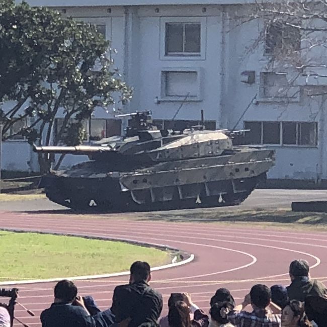 防大の開校記念祭に行きました。残念ながら1日目だけで、目玉の棒倒しを見ることはできませんでしたが、1日目のメインイベントである戦闘訓練の展示は迫力満点でした。