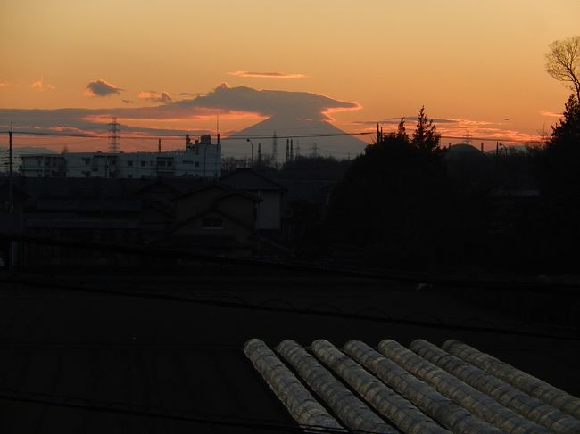 1月10日、午後4時半頃にふじみ野市より雲がかかった影富士が見られました。<br /><br /><br />*写真は雲がかかった影富士<br />