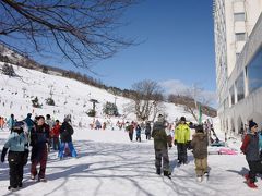 三世代で巡るスキー旅行初日　苗場スキー場は新雪快晴　