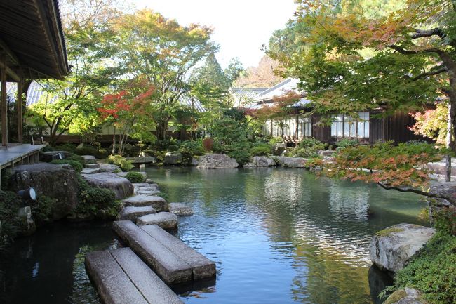 今回の旅行は、四国巡礼(八十八ケ所霊場と別格二十霊場)を結願したので、高野山へのお礼参りが目的です。でも高野山へ行くなら「ついでに」奈良も、奈良へ行くなら湖東や湖南も行きたい!と、行きたい先が膨らみます。<br />高野山と奈良だけなら、基本電車で回ることも可能ですが、行きたい先が膨らんでしまったので、北海道からフェリーで敦賀へ渡り、マイカーで回ることにしました。<br />出発は連休明けの11月4日か5日を考えていましたが、新日本海フェリーが10月31日出発まで20%割引があったので、急遽10/31出発に変更です。<br />このため計画を練り直し、10/31から11/5まで単独行動、11/6にパートナーと合流し11/8まで同行、11/9以降はその時に考えることにしました。<br />「有名な寺社はもちろん、無名でも雰囲気ある寺社を味わいたい」ので、単独行動中の予定はかなりアバウト、宿泊場所も行った先で決めることにしたので、出発前は〔苫小牧→敦賀〕のフェリーのみ予約です。<br />*写真は百済寺の本坊庭園<br /><br />〔1~3日目の行程〕<br />1日目(18/10/31)<br />札幌-苫小牧東港 1:00発(定刻23:30発)【新日本海フェリー・船中泊】<br />2日目(18/11/1)<br />敦賀港 22:30着(定刻20:30着)、敦賀-多賀SA【車中泊】<br />3日目(18/11/2)<br />多賀SAー多賀大社-西徳寺*-安養寺*-故宮神社*-道の駅・こうら-高源寺*-勝楽寺-大瀧神社*-大蛇ケ淵*-西明寺-金剛輪寺-道の駅・あいしょう-善哲院*-光宗寺*-西明寺*-百済寺-引接寺-大覚寺*-東光寺*-永源寺-案山子*-日野 【グリーンホテル日野 泊】<br />(*印は4トラスポットなし)